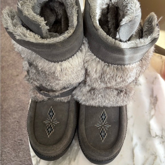 Manitobah Gray Suede Beaded Mukluks Women’s Size 9 - Picture 5 of 9